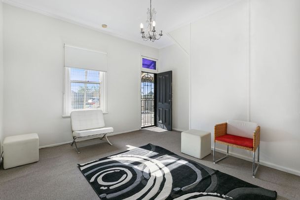 Clean oversized one bedroom, plus study! - Photo 1