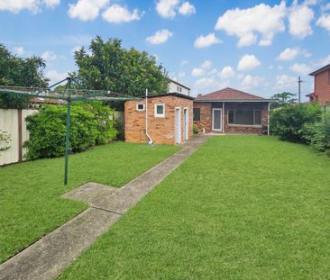 Newly refreshed three bedroom home offers a lifestyle of convenienc... - Photo 3