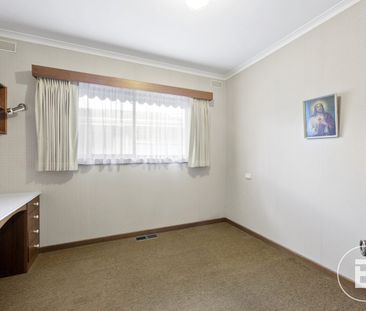 CLASSIC COMFORT & CHARM IN PRESTIGIOUS BROWNS PARADE - Photo 6