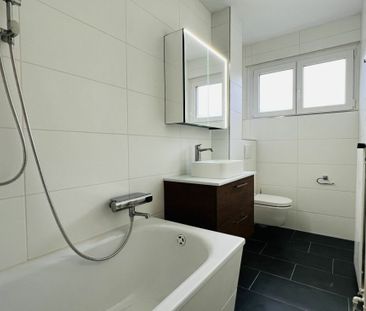 Neu renoviertes 6-Zimmer Doppelhaus mit Parkplätzen, Sitzplatz und ... - Photo 4