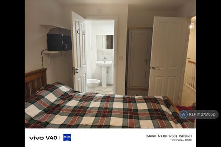 1 bedroom in a house share to rent - Photo 3
