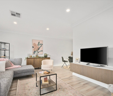 Modern and updated, 3 bedroom family home with plenty of outdoor space - Photo 3