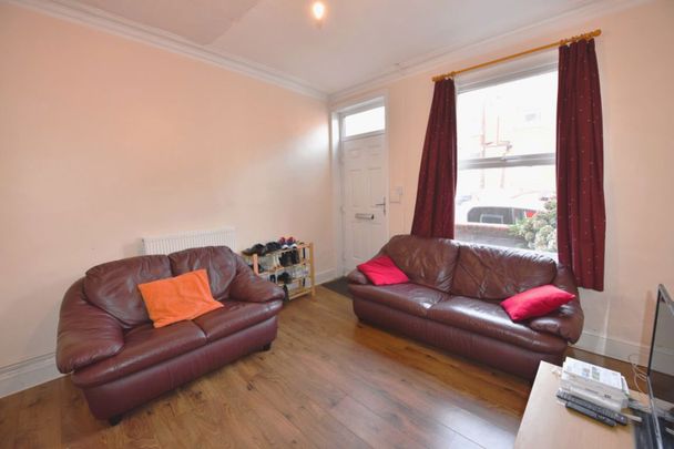 3 bedroom House in Carberry Place BED), Leeds - Photo 1