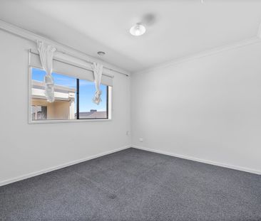 Stylish Double-Storey Family Home in a Prime Location - Photo 6