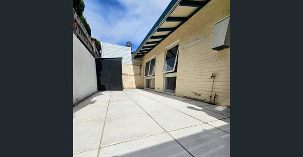 Beautiful coastal gem! - Photo 1