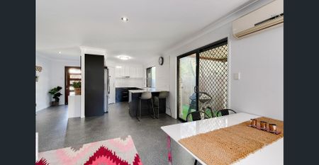 Low Maintenance 3 Bedroom Home in the heart of Carindale - Photo 4