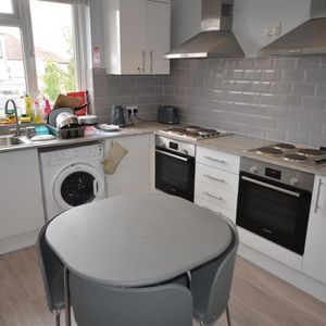 1 bedroom Flat To Let - Photo 2