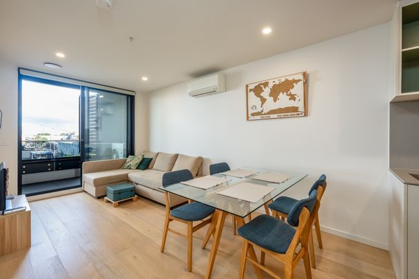 Modern Living with Two car spaces!! - Photo 1