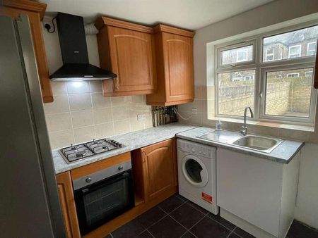 Inverness Road, Hounslow, TW3 - Photo 2