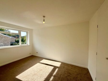 Ashdown Avenue, Farnborough, Hampshire, GU14 - Photo 3