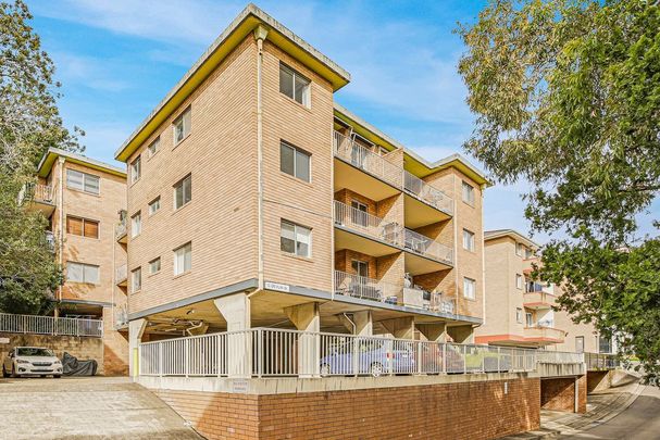 Devlin Delight This bright and sunny top floor two bedroom unit is conveniently located in the heart of Ryde. - Photo 1