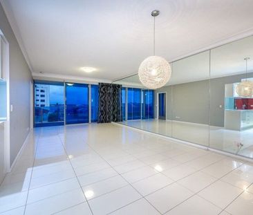 Stunning 2-Bedroom Apartment with Broadwater Views - Photo 1