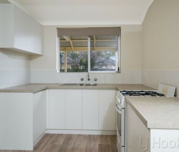 Neat & Tidy Refreshed Villa in Ultra-Convenient Location - Photo 6