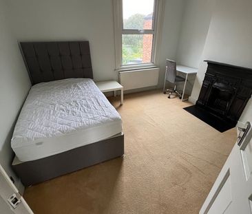 2 Bed Flat, Birkbeck Road, SW19 - Photo 3