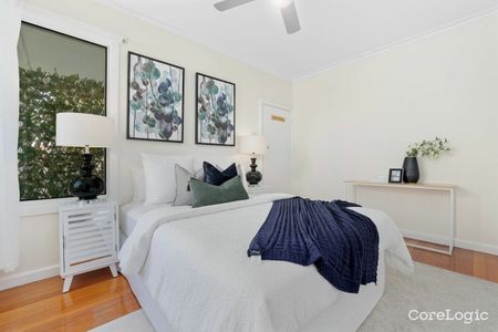 SPACIOUS AND BRIGHT 3 BEDROOM FAMILY HOME WITH 3 LIVING AREAS - Photo 5