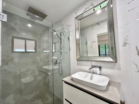 Spacious Family Home in Prime Killarney Heights Location - Photo 3
