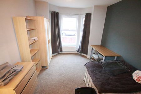 6 Bed Terraced House, Grange Avenue, RG6 - Photo 5