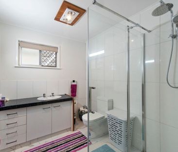 Large Family Home With 3 Car Accommodation - Photo 2