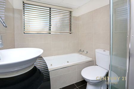 Freshly Painted 2 Bedroom Ground Floor Unit!! - Photo 5