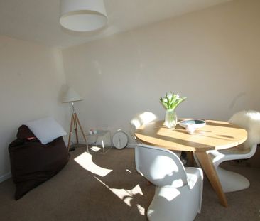 Flat to rent on - Photo 2