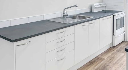 Delightful & bright two bedroom unit! - Photo 4