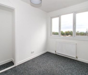 3 bedroom flat to rent - Photo 6