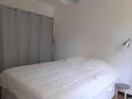 NIMES CENTRE - ARENES/MONTCALM - MEUBLÉ COQUET T2 DE 32.23M2 AVEC PARKING PRIVÉ ET CAVE - Photo 3