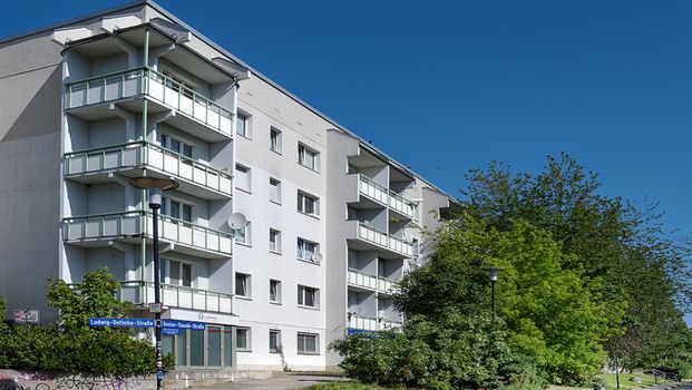 Ihre Familienwohnung mit tollem Ausblick vom Balkon. - Foto 1