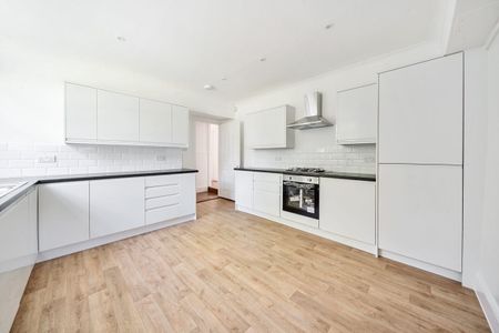 4 bedroom detached house to rent - Photo 4