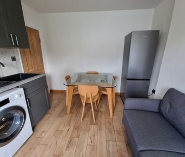 3 Bed Flat, The Ridgeway, W3 - Photo 5