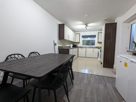 Room in a Shared House, Beeston Road, NG7 - Photo 3