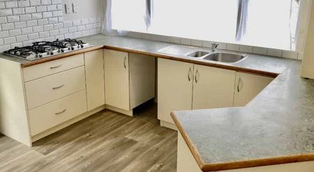 Modern, three bedroom house on Inverness - Photo 3