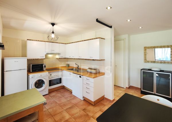 Apartamento T1+1 mobilado e com varandas, no condomínio da Herdade da Aroeira