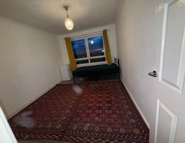 Room in a Shared Flat, Loxford Road, IG11 - Photo 1
