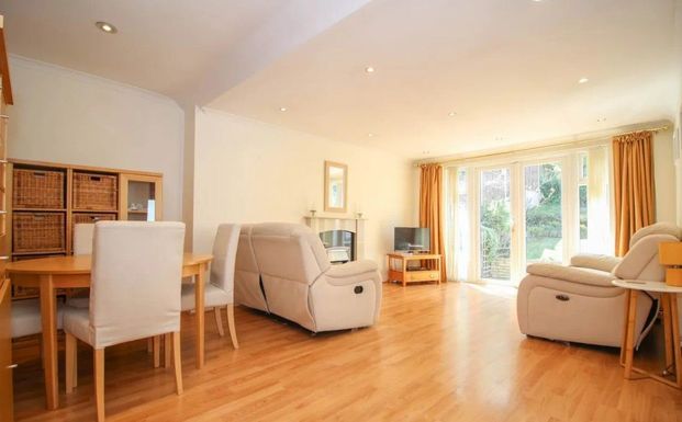St. Georges Drive, Watford, WD19 5HB - Photo 1
