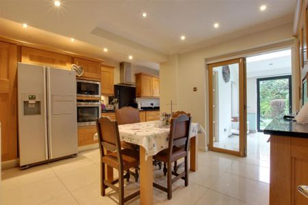 4 bedroom detached house to rent - Photo 4