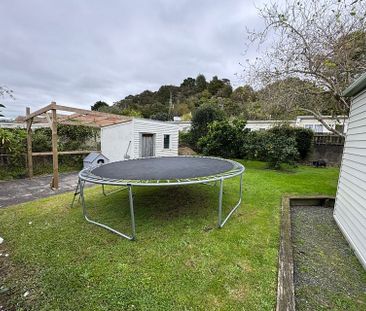 Charming 2BR Home with Courtyard, Fully Fenced - Photo 4