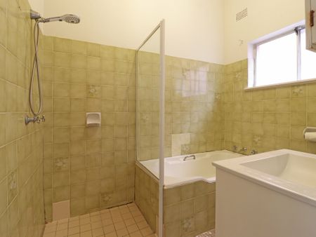 Ground floor apartment, ideal lifestyle location - Photo 3