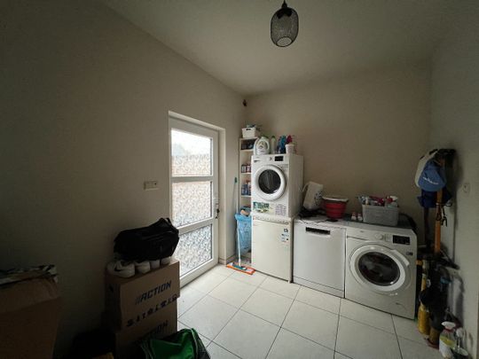 Halfopen woning met 4 slaapkamers en ruime tuin - Photo 1