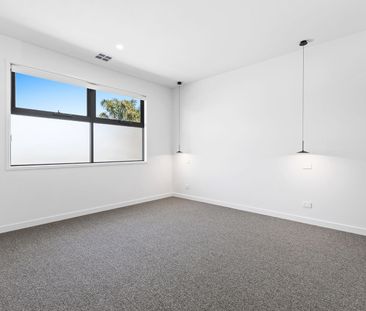 Brand New 4 Bedroom Townhouse! - Photo 3