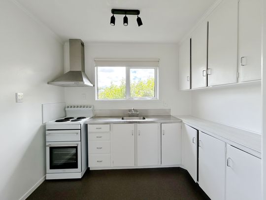 Two Bedroom Unit with Carport in Remuera - Photo 1