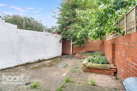 1 bedroom coach house to rent - Photo 2