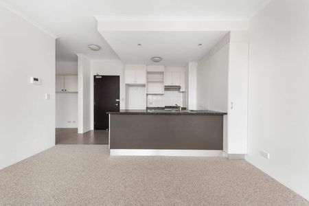 Modern, Light-Filled Apartment with Resort-Style Facilities - Photo 3