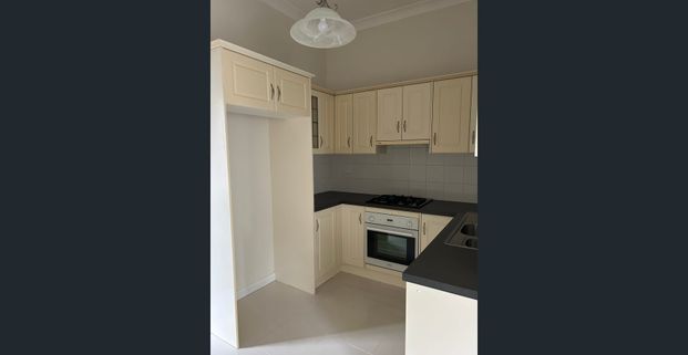 Quaint beautifully presented Villa close to city - Photo 1