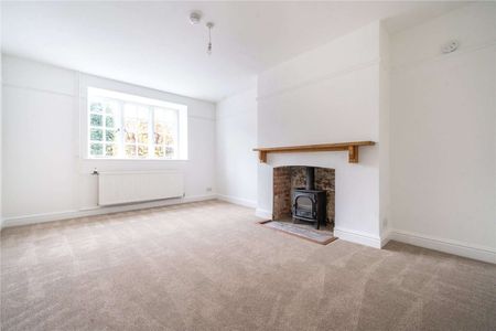 An attractive three bedroom period house in an exclusive setting in the heart of historic Winchester - Photo 4