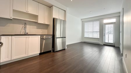 Modern 2 Bedroom + Den Condo With Luxury Amenities And Prime Location. - Photo 3