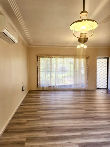 Charming 3-Bedroom Home in Peakhurst! - Photo 3