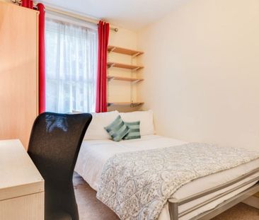 £627 p/w (£2,717 pcm) - Photo 5