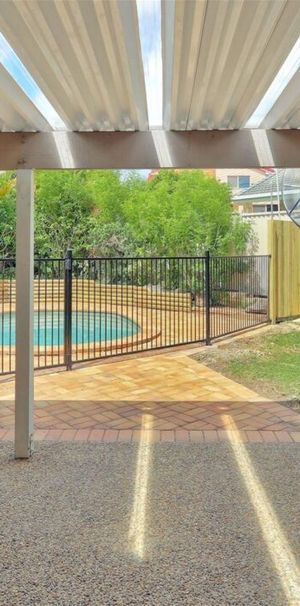 Family house with pool in Central of Calamvale - Photo 1