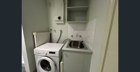 Spacious 3-Bedroom Apartment in Melbourne CBD – Partly Furnished - Photo 4